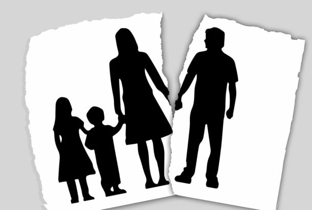 foto di famiglia strappata dopo divorzio o separazione